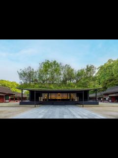[x]藤本壮介建築設計事務所による、福岡の、太宰府天満宮の「仮殿」。“御本殿”の大改修に伴い“御神霊”を仮安置する為に計画。相応しい“佇い”の創造を ...