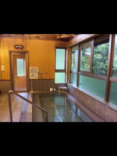 [x]滝の湯（湯泉地温泉）＠十津川村-03 | 滝の湯は、内湯が一つと露天風呂が一つ。硫黄の香りが強い温泉らしい温泉です。奥の… | Flickr