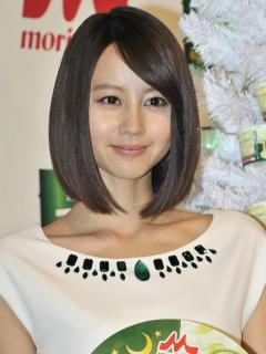 [x]堀北真希「芸能界引退から6年」――髪色ド派手「白い金色→ピンク」の裏事情！清純派黒髪から大変身の深いワケ｜ニュース｜ピンズバNEWS