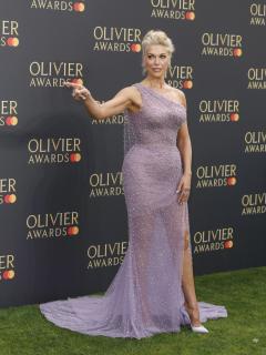 [x]Hannah Waddingham Confronts Photographer After Reportedly Being Told To ...