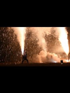 [x]火花、勢いよく 「豊橋祇園祭」で手筒花火の奉納 - YouTube