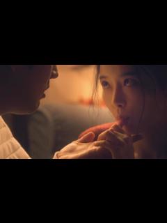 [x]男は家の中で他の人とポーカーをしているが、妻は外で黙って見ている。ほとんど誰も見たことがない韓国の倫理映画「トラップ」 - YouTube