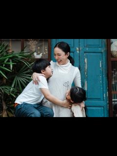 [x]庭で幸せな驚きの先輩の母親に挨拶するうれしそうな大人の娘：無料の写真素材