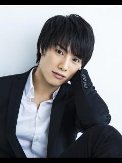 [x]宮沢氷魚、”恋人”鈴木亮平とレッドカーペットでもラブラブ!?「朝起きると会いたくなる」第35回東京国際映画祭 オープニング『レッドカーペット ...