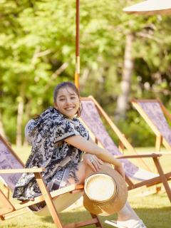[x]新木優子、「ディオール」“ディオリビエラ”と過ごす夏の休日｜ファッション｜ELLE[エル デジタル]