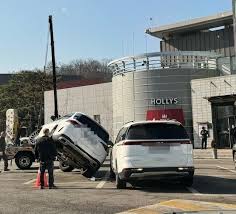 벤츠가 하늘에서 떨어졌나?” 만남의광장 '황당' 주차 사고 | 서울신문